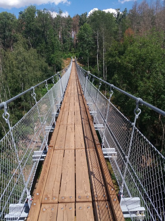 Hängebrücke über das Bärental bei Braunsroda in Thüringen